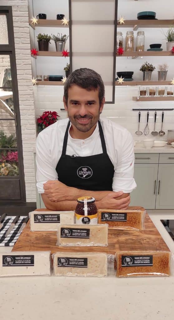 El chef Enrique Sánchez de Cómetelo elabora una receta con el turrón de Olula de Castro
